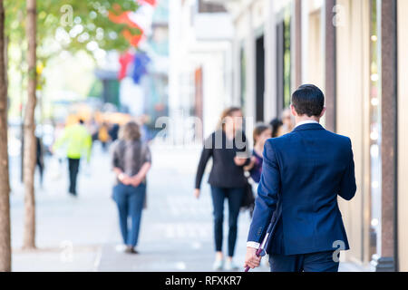 Londres, Royaume-Uni - 13 septembre 2018 : Street et homme d'homme marchant avec costume bleu marine du trajet quotidien en trottoirs à Chelsea Knightsbridge Banque D'Images