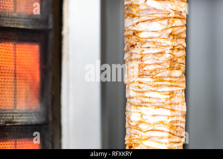 La sculpture de la viande kebab grillé libre dans la construction d'un restaurant avec de la viande grasse grasse traditionnel de tranchage d'aliments de préparation rapide au Moyen-Orient Banque D'Images