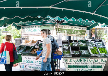 Londres, Royaume-Uni - 15 septembre 2018 : marché de quartier à Pimlico (avec des personnes d'acheter de la nourriture sur la route de la rue au stand du vendeur de légumes frais appelé Wild Cou Banque D'Images