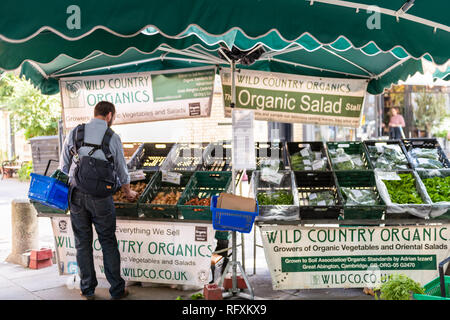 Londres, Royaume-Uni - 15 septembre 2018 : marché de quartier à Pimlico (avec l'homme l'achat sur street road au stand du vendeur de légumes frais appelé Wild Countr Banque D'Images