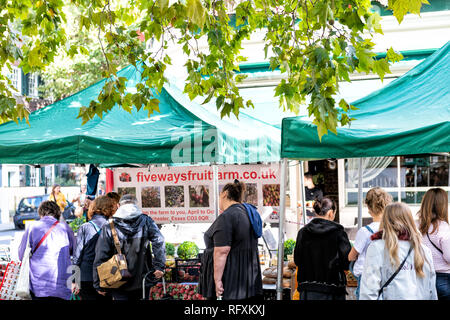 Londres, Royaume-Uni - 15 septembre 2018 : marché de quartier à Pimlico (avec des personnes d'acheter de la nourriture sur la route de la rue au stand du vendeur de légumes frais appelé Cinq Sens Banque D'Images