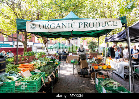 Londres, Royaume-Uni - 15 septembre 2018 : marché de quartier à Pimlico (avec des personnes d'acheter de la nourriture sur la route de la rue au stand du vendeur de légumes frais avec signe pour O Banque D'Images