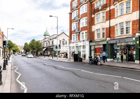Londres, Royaume-Uni - 16 septembre 2018 : district de quartier de Chelsea avec l'architecture de brique magasins sur King's Road et de la rue Church Banque D'Images