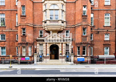 Londres, Royaume-Uni - 16 septembre 2018 Quartier : district de Chelsea Kensington avec vue extérieure du bâtiment de l'architecture de brique et de signer pour l'Brom Banque D'Images