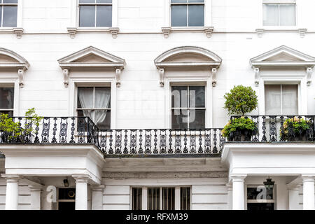 London, UK gros plan du quartier quartier de Kensington luxury white architecture et bâtiments en terrasses balcons personne Banque D'Images