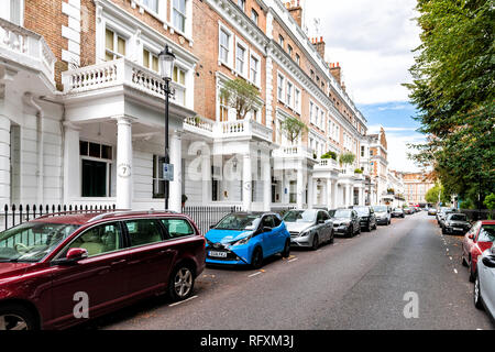 Londres, Royaume-Uni - 16 septembre 2018 : district de quartier de Kensington alley street road mews avec terrasses de luxe maison de l'architecture et personne ne les voitures Banque D'Images