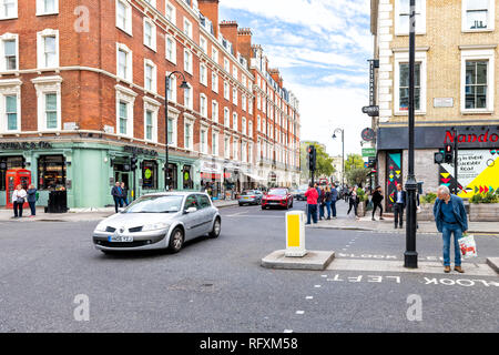 Londres, Royaume-Uni - 16 septembre 2018 : district de quartier de Kensington Street l'architecture de brique et de la circulation routière avec magasins et les gens crossi Banque D'Images