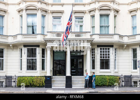 Londres, Royaume-Uni - 16 septembre 2018 : Inscription pour l'hôtel Radisson Blu Edwardian Vanderbilt hotel sur la rue Cromwell Road, Kensington dans une entrée de l'architecture blanche Banque D'Images