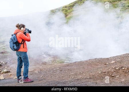 L'Islande, de Reykjadalur Hot Springs Road sentier avec de la vapeur d'évent fumerolles au cours de jour de l'automne Golden circle avec les gens femme fille photo photo prise Banque D'Images