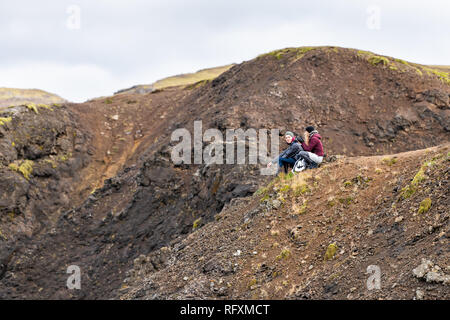Hveragerdi, Islande - 18 septembre 2018 : pendant la journée dans le sud de Reykjadalur Golden circle en paysage et jeune couple romantique des gens assis sur haut de m Banque D'Images