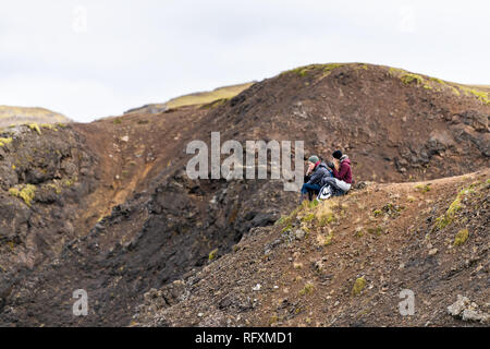 Hveragerdi, Islande - 18 septembre 2018 : le sentier dans la journée dans le sud au cours de Reykjadalur Golden circle en paysage et les jeunes gens assis sur couple romantique Banque D'Images