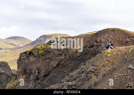 Hveragerdi, Islande - 18 septembre 2018 : le sentier dans la journée dans le sud au cours de Reykjadalur Golden circle en paysage et les jeunes gens assis couple romantique sm Banque D'Images