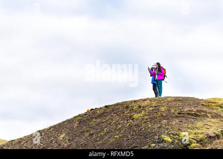 Hveragerdi, Islande - 18 septembre 2018 : le sentier dans la journée dans le sud au cours de Reykjadalur Golden circle en paysage et deux personnes debout sur le sommet de la montagne Banque D'Images