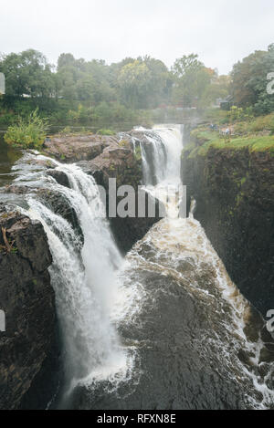 Les chutes de la rivière Passaic dans Paterson, New Jersey Banque D'Images