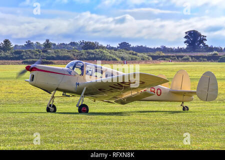 Nick Lee's 1947 Miles Messenger 2A-G dans taxying AKBO lors d'une visite à Old Warden pour le jour de la course 2016 Shuttleworth. Banque D'Images