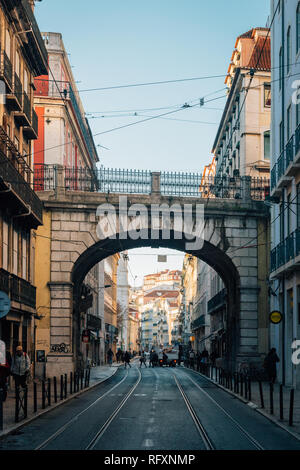 Viaduc sur la Rua de Sao Paulo, de la BICA, Lisbonne, Portugal Banque D'Images