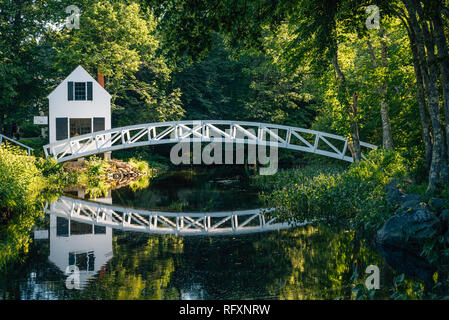 Pont sur un étang et le bâtiment du Selectmen à Somesville Maine, Banque D'Images