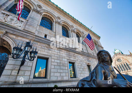 Boston, MA, USA-Octobre 7, 2017 : Bibliothèque publique de Boston Copley Square face à l'entrée Banque D'Images