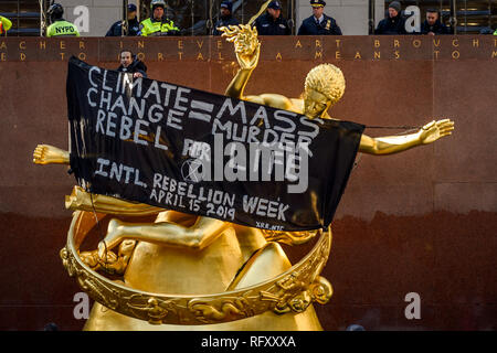 Nwe York, United States. 26 janvier, 2019. Neuf arrestations ont été signalées à l'Extinction nous rébellion (XR), la première grande ville de New York d'une action de désobéissance civile, de nouvelles dynamiques de l'environnement. Une action non-violente a été organisée pour arrêter temporairement le Rockefeller Plaza, un important monument de la ville de New York pour créer une prise de conscience de l'extrême péril de l'urgence du changement climatique à l'échelle nationale grâce à une journée de protestation et de désobéissance civile non-violente. Crédit : Erik McGregor/Pacific Press/Alamy Live News Banque D'Images