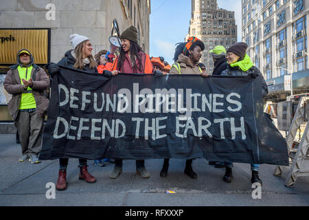 Nwe York, United States. 26 janvier, 2019. Neuf arrestations ont été signalées à l'Extinction nous rébellion (XR), la première grande ville de New York d'une action de désobéissance civile, de nouvelles dynamiques de l'environnement. Une action non-violente a été organisée pour arrêter temporairement le Rockefeller Plaza, un important monument de la ville de New York pour créer une prise de conscience de l'extrême péril de l'urgence du changement climatique à l'échelle nationale grâce à une journée de protestation et de désobéissance civile non-violente. Crédit : Erik McGregor/Pacific Press/Alamy Live News Banque D'Images