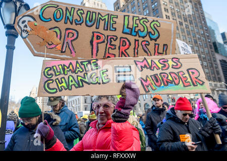 Nwe York, United States. 26 janvier, 2019. Neuf arrestations ont été signalées à l'Extinction nous rébellion (XR), la première grande ville de New York d'une action de désobéissance civile, de nouvelles dynamiques de l'environnement. Une action non-violente a été organisée pour arrêter temporairement le Rockefeller Plaza, un important monument de la ville de New York pour créer une prise de conscience de l'extrême péril de l'urgence du changement climatique à l'échelle nationale grâce à une journée de protestation et de désobéissance civile non-violente. Crédit : Erik McGregor/Pacific Press/Alamy Live News Banque D'Images