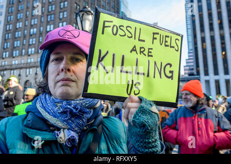 Nwe York, United States. 26 janvier, 2019. Neuf arrestations ont été signalées à l'Extinction nous rébellion (XR), la première grande ville de New York d'une action de désobéissance civile, de nouvelles dynamiques de l'environnement. Une action non-violente a été organisée pour arrêter temporairement le Rockefeller Plaza, un important monument de la ville de New York pour créer une prise de conscience de l'extrême péril de l'urgence du changement climatique à l'échelle nationale grâce à une journée de protestation et de désobéissance civile non-violente. Crédit : Erik McGregor/Pacific Press/Alamy Live News Banque D'Images