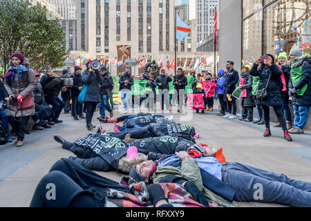 Nwe York, United States. 26 janvier, 2019. Neuf arrestations ont été signalées à l'Extinction nous rébellion (XR), la première grande ville de New York d'une action de désobéissance civile, de nouvelles dynamiques de l'environnement. Une action non-violente a été organisée pour arrêter temporairement le Rockefeller Plaza, un important monument de la ville de New York pour créer une prise de conscience de l'extrême péril de l'urgence du changement climatique à l'échelle nationale grâce à une journée de protestation et de désobéissance civile non-violente. Crédit : Erik McGregor/Pacific Press/Alamy Live News Banque D'Images