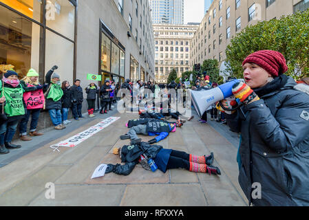 Nwe York, United States. 26 janvier, 2019. Neuf arrestations ont été signalées à l'Extinction nous rébellion (XR), la première grande ville de New York d'une action de désobéissance civile, de nouvelles dynamiques de l'environnement. Une action non-violente a été organisée pour arrêter temporairement le Rockefeller Plaza, un important monument de la ville de New York pour créer une prise de conscience de l'extrême péril de l'urgence du changement climatique à l'échelle nationale grâce à une journée de protestation et de désobéissance civile non-violente. Crédit : Erik McGregor/Pacific Press/Alamy Live News Banque D'Images