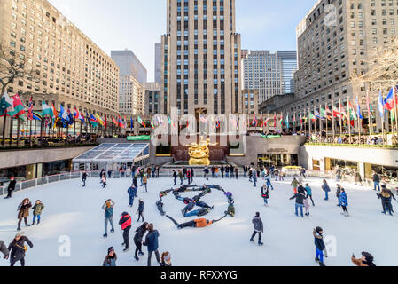 Nwe York, United States. 26 janvier, 2019. Neuf arrestations ont été signalées à l'Extinction nous rébellion (XR), la première grande ville de New York d'une action de désobéissance civile, de nouvelles dynamiques de l'environnement. Une action non-violente a été organisée pour arrêter temporairement le Rockefeller Plaza, un important monument de la ville de New York pour créer une prise de conscience de l'extrême péril de l'urgence du changement climatique à l'échelle nationale grâce à une journée de protestation et de désobéissance civile non-violente. Crédit : Erik McGregor/Pacific Press/Alamy Live News Banque D'Images