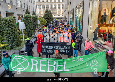 Nwe York, United States. 26 janvier, 2019. Neuf arrestations ont été signalées à l'Extinction nous rébellion (XR), la première grande ville de New York d'une action de désobéissance civile, de nouvelles dynamiques de l'environnement. Une action non-violente a été organisée pour arrêter temporairement le Rockefeller Plaza, un important monument de la ville de New York pour créer une prise de conscience de l'extrême péril de l'urgence du changement climatique à l'échelle nationale grâce à une journée de protestation et de désobéissance civile non-violente. Crédit : Erik McGregor/Pacific Press/Alamy Live News Banque D'Images