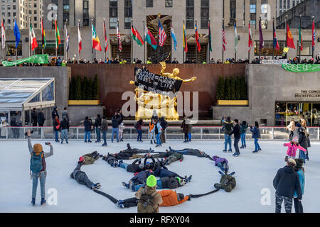 Nwe York, United States. 26 janvier, 2019. Neuf arrestations ont été signalées à l'Extinction nous rébellion (XR), la première grande ville de New York d'une action de désobéissance civile, de nouvelles dynamiques de l'environnement. Une action non-violente a été organisée pour arrêter temporairement le Rockefeller Plaza, un important monument de la ville de New York pour créer une prise de conscience de l'extrême péril de l'urgence du changement climatique à l'échelle nationale grâce à une journée de protestation et de désobéissance civile non-violente. Crédit : Erik McGregor/Pacific Press/Alamy Live News Banque D'Images