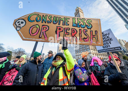 Nwe York, United States. 26 janvier, 2019. Neuf arrestations ont été signalées à l'Extinction nous rébellion (XR), la première grande ville de New York d'une action de désobéissance civile, de nouvelles dynamiques de l'environnement. Une action non-violente a été organisée pour arrêter temporairement le Rockefeller Plaza, un important monument de la ville de New York pour créer une prise de conscience de l'extrême péril de l'urgence du changement climatique à l'échelle nationale grâce à une journée de protestation et de désobéissance civile non-violente. Crédit : Erik McGregor/Pacific Press/Alamy Live News Banque D'Images