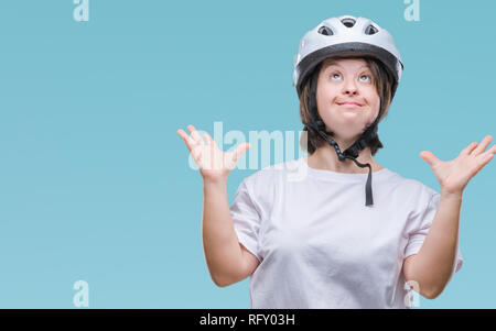 Les jeunes cyclistes adultes femme avec le syndrome de porter un casque de sécurité sur fond isolé et mad fou criant et hurlant de express agressif Banque D'Images