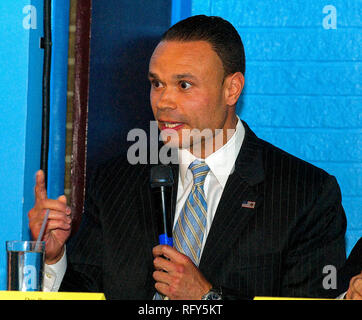 Frederick, Maryland USA, 15th, April, 2012 Dan Bongino répond aux questions posées au cours de l'Frederick Comté parti républicain débat. Un Bongino anciens services secrets de l'agent spécial s'exécute en tant que candidat républicain pour le sénateur titulaire contre le sénateur Ben Cardin (démocrate) du Maryland Crédit : Mark Renstein MediaPunch / Banque D'Images