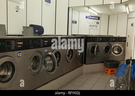 Paris, France 02 Juin 2018 Lave-linge en libre-service local buanderie. Banque D'Images