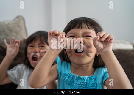 Deux petite fille avec du maquillage sur le visage Banque D'Images