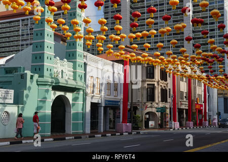 Tour complet de Fête des lanternes chinoises sur plus de North Bridge Road, Chinatown, à Singapour, à l'occasion du Nouvel An chinois ; Gauche : mosquée Jamae Banque D'Images