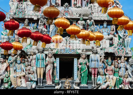 Tour complet de Fête des lanternes chinoises sur North Bridge Road, en face du Temple Sri Mariammam, Chinatown, à Singapour, à l'occasion du Nouvel An chinois Banque D'Images