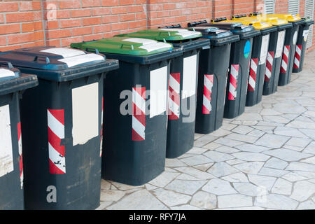 Rangée de bacs pour la collecte du verre, papier et d'aluminium à l'extérieur d'un bâtiment Banque D'Images