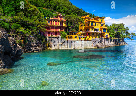 Très belle destination de vacances, villas de luxe et colorés de bord de plage magnifique avec de l'eau turquoise, Portofino, Ligurie, Italie, Europe Banque D'Images