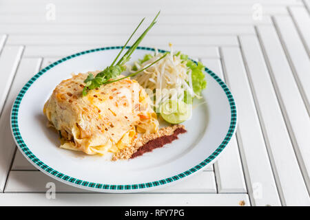 Pad Thaï - nouilles de riz sautées - cuisine thaï Banque D'Images
