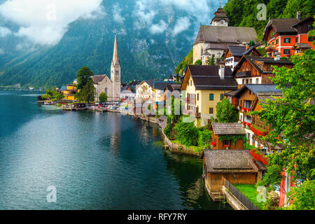 Belle destination touristique des Alpes. La meilleure vieille village alpin avec vue spectaculaire du lac et montagnes brumeuses, Hallstatt, Salzkammergut regio Banque D'Images
