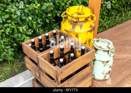 Boîtes en bois vintage avec des bouteilles de bière artisanale et de boîtes en métal Banque D'Images