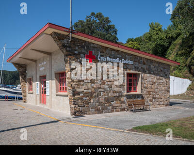 Bâtiment de la Croix Rouge (Cruz Vermella) au port de Cedeira Banque D'Images