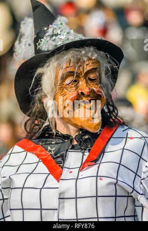 Portrait d'un masque de sorcière traditionnel souabe-alemannique au Carnaval de Lucerne, en Suisse Banque D'Images