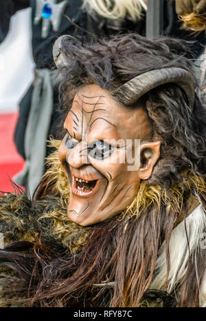 Portrait d'un masque de sorcière traditionnel souabe-alemannique au Carnaval de Lucerne, en Suisse Banque D'Images