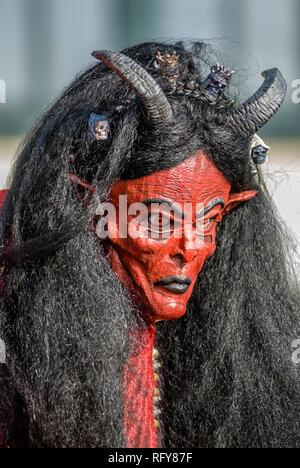 Portrait d'un masque de sorcière traditionnel souabe-alemannique au Carnaval de Lucerne, en Suisse Banque D'Images