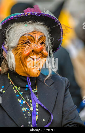 Portrait eines schwaebisch alemannische Hexenmaske l zur Luzerner Fasnacht, Schweiz | Portrait d'un Swabian-Alemannic traditionnelle sorcière Banque D'Images