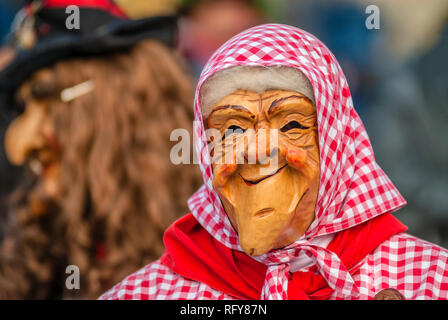 Portrait d'un masque de sorcière traditionnel souabe-alemannique au Carnaval de Lucerne, en Suisse Banque D'Images