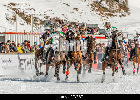 L'équipe 'Badrutts Palace' et l'équipe 'Azerbaijan' pendant le match de la coupe du monde de la Polo de neige 2019, à St Moritz, en Suisse Banque D'Images